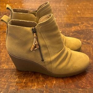 Sperry Harper Kara Wedge Booties Size 10 Suede Tan Leather Ruched Zip